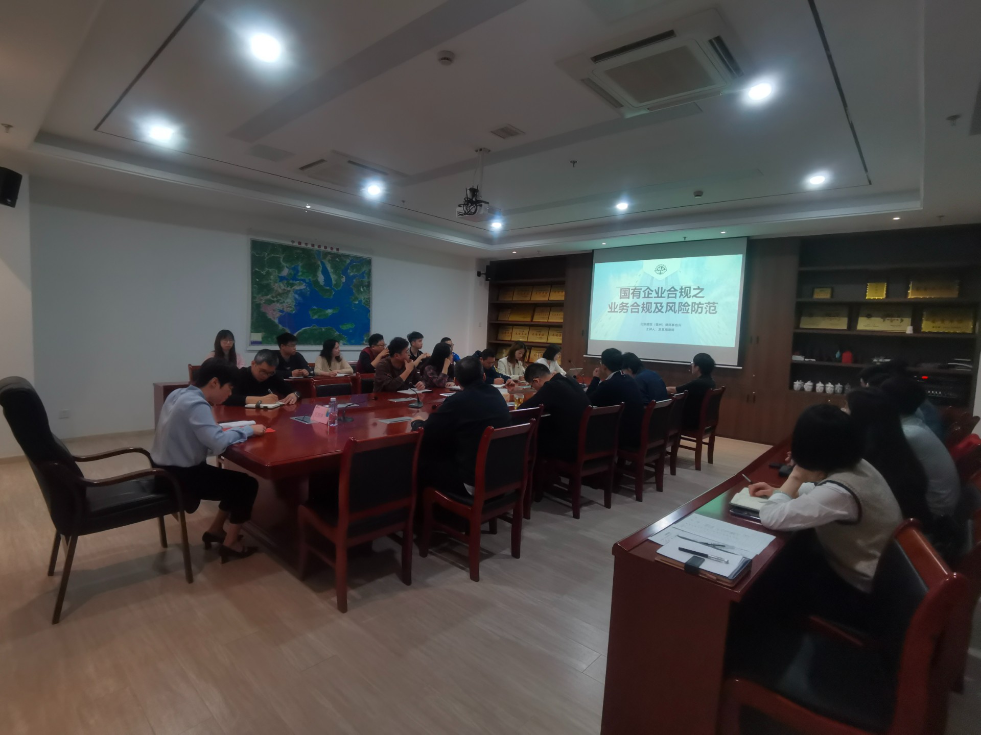 合規(guī)講堂第一課——市交投物流集團(tuán)開(kāi)展國(guó)企業(yè)務(wù)合規(guī)及風(fēng)險(xiǎn)防范培訓(xùn)，劉招蕊拍攝.jpg