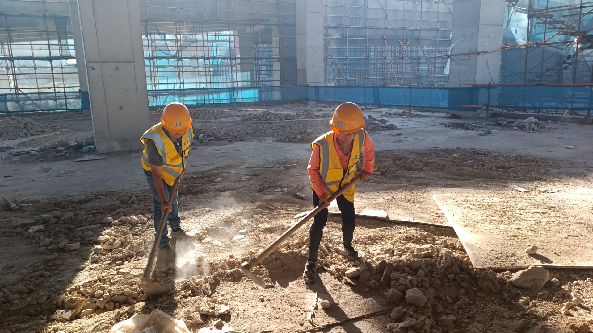 堅(jiān)守一線“戰(zhàn)高溫” 項(xiàng)目建設(shè)有“涼策”，王俊宇拍攝2.jpg