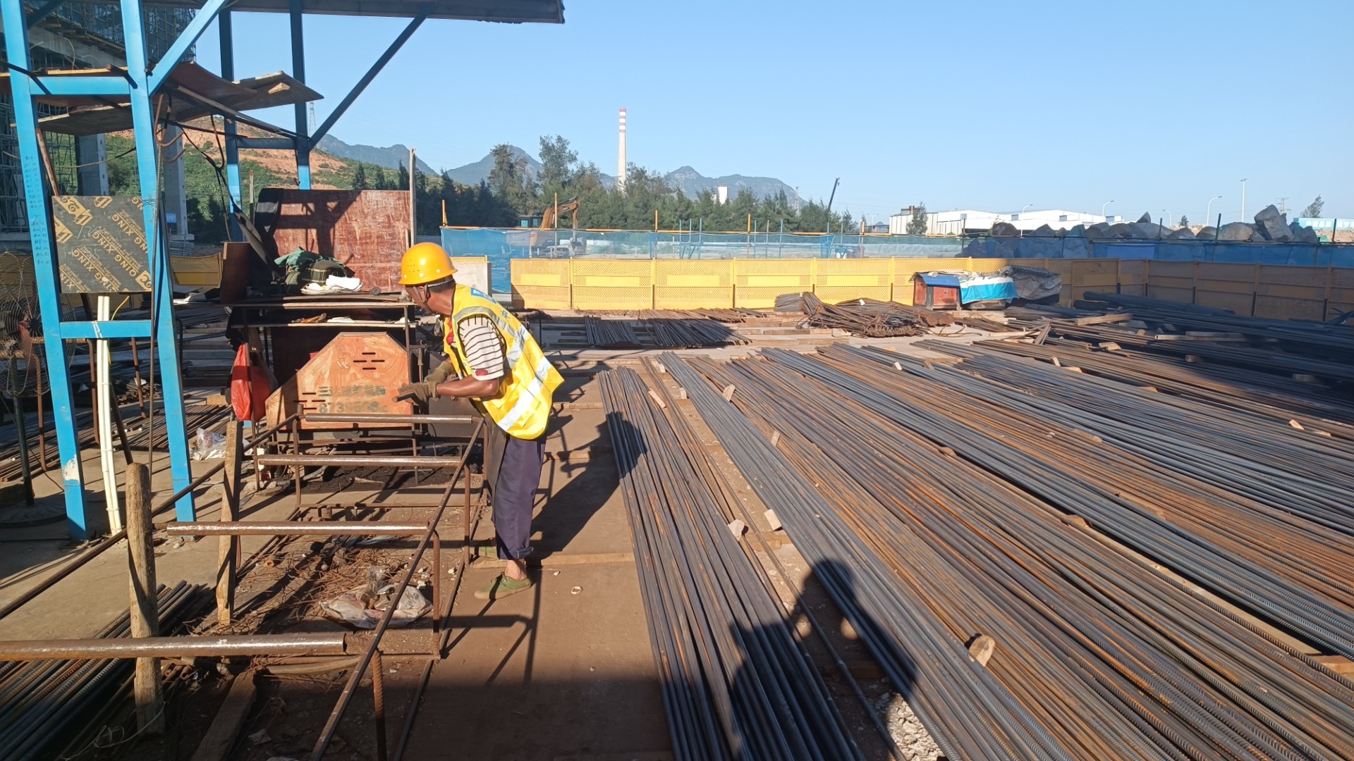 堅(jiān)守一線“戰(zhàn)高溫” 項(xiàng)目建設(shè)有“涼策”，王俊宇拍攝1.jpg