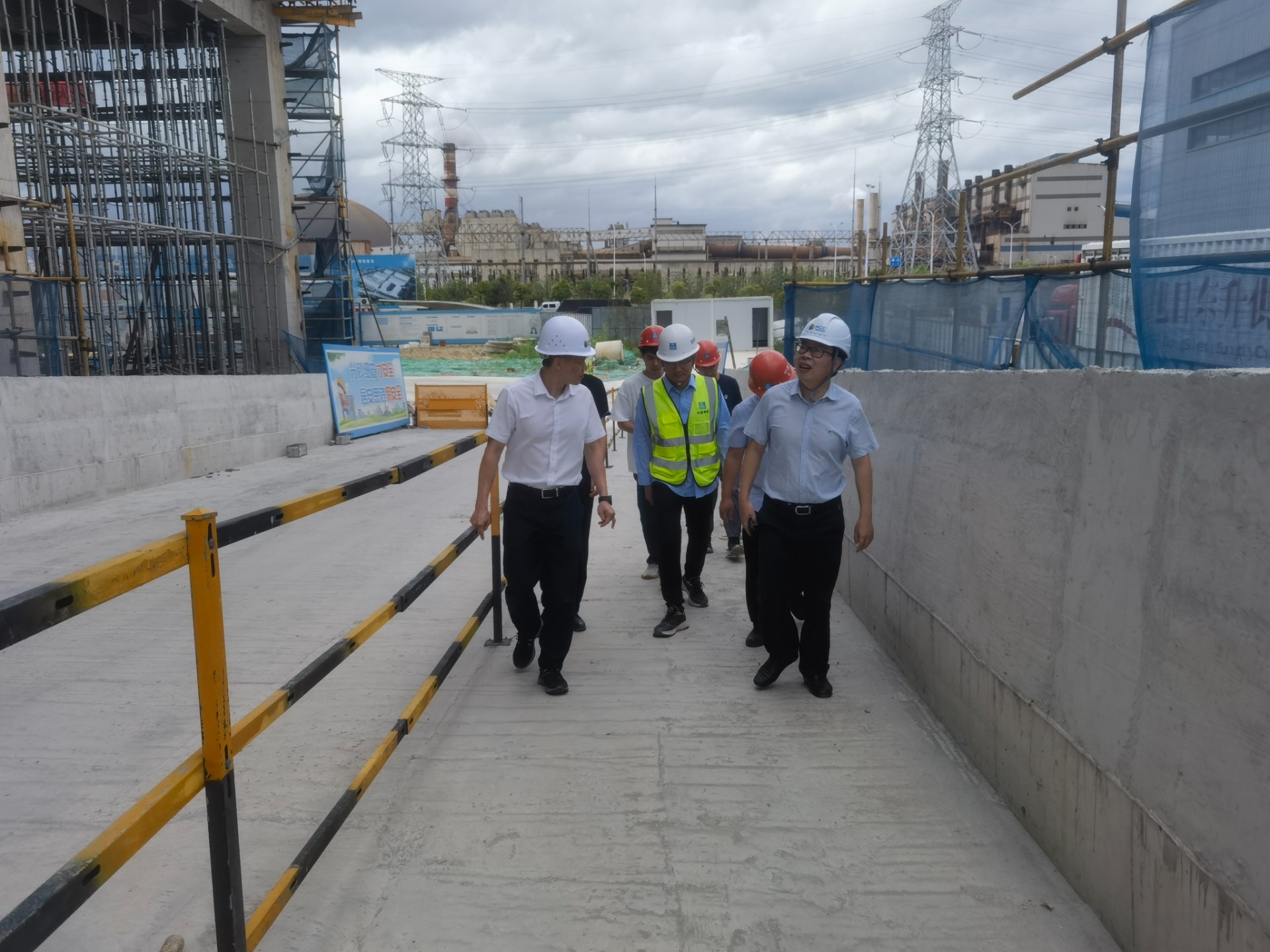 1721885796705233.jpg 市交投集團領導深入市交投物流集團重點項目現(xiàn)場檢查指導防汛防臺風工作,曾騫拍攝1.jpg